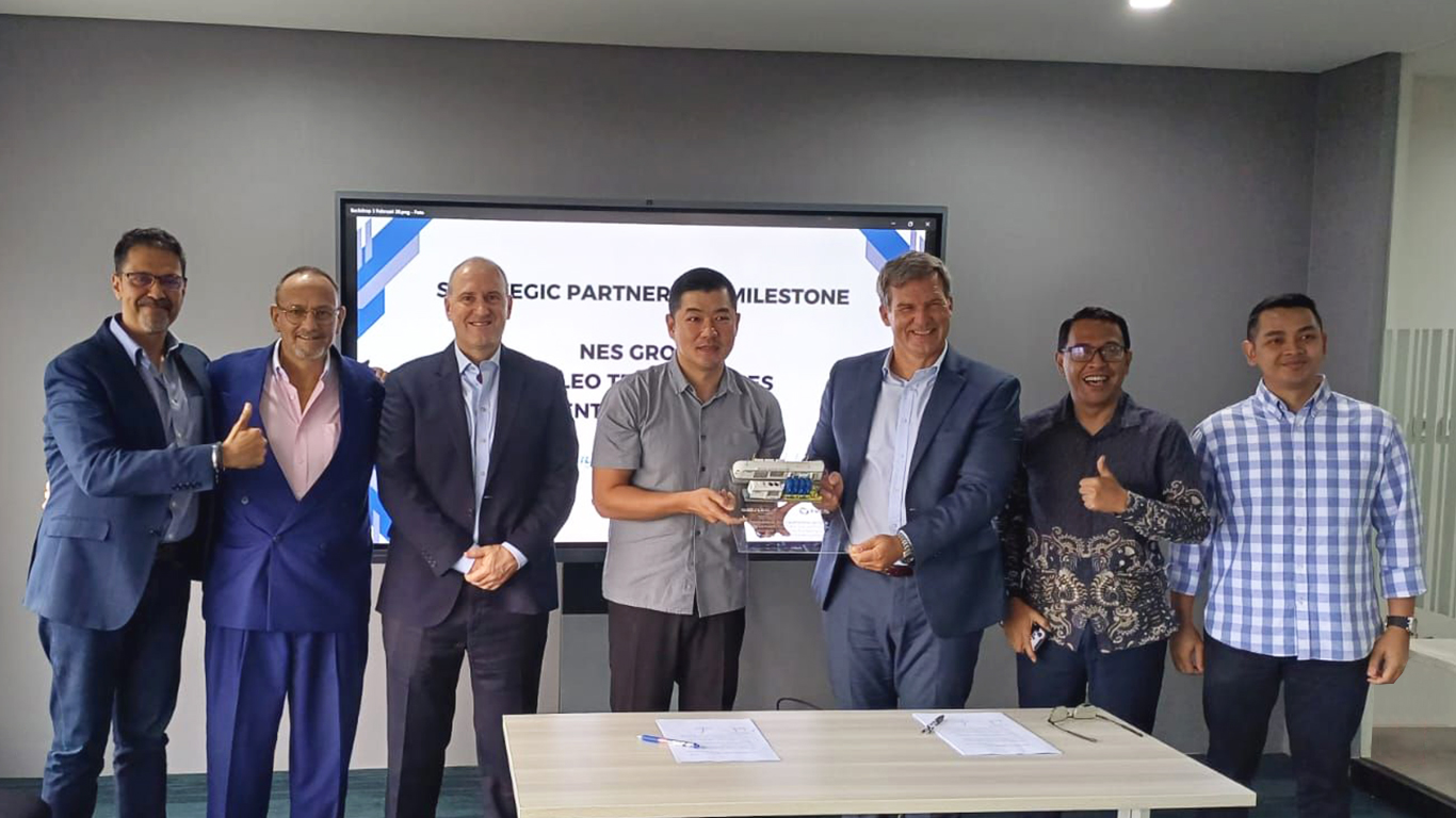 Equipes da Galileo e do cliente celebrando o acordo do projeto