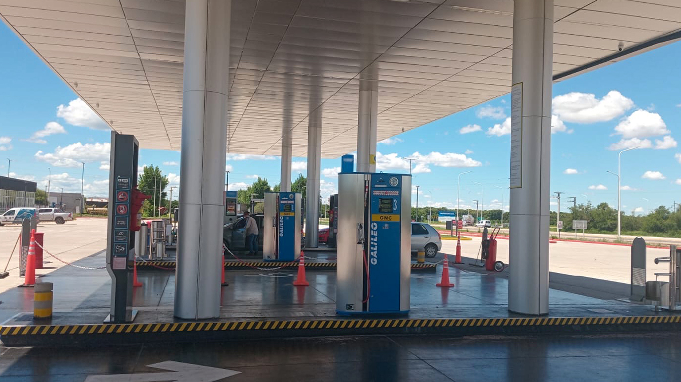 Surtidores EMB instalados para el abastecimiento vehicular.