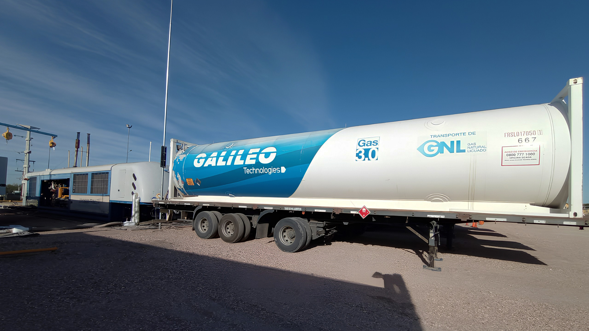 Carga de isotanque con GNL desde una unidad Cryobox en la planta modular La Mora, Argentina