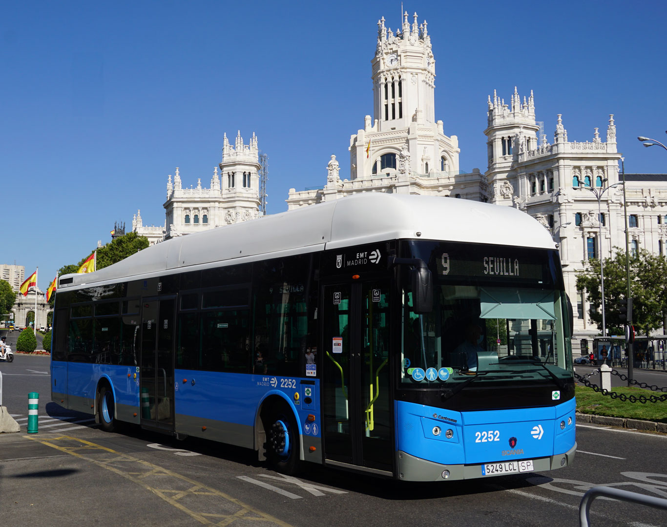EMT Madrid bus on Alcalá street - Photo: Autobusesbcn