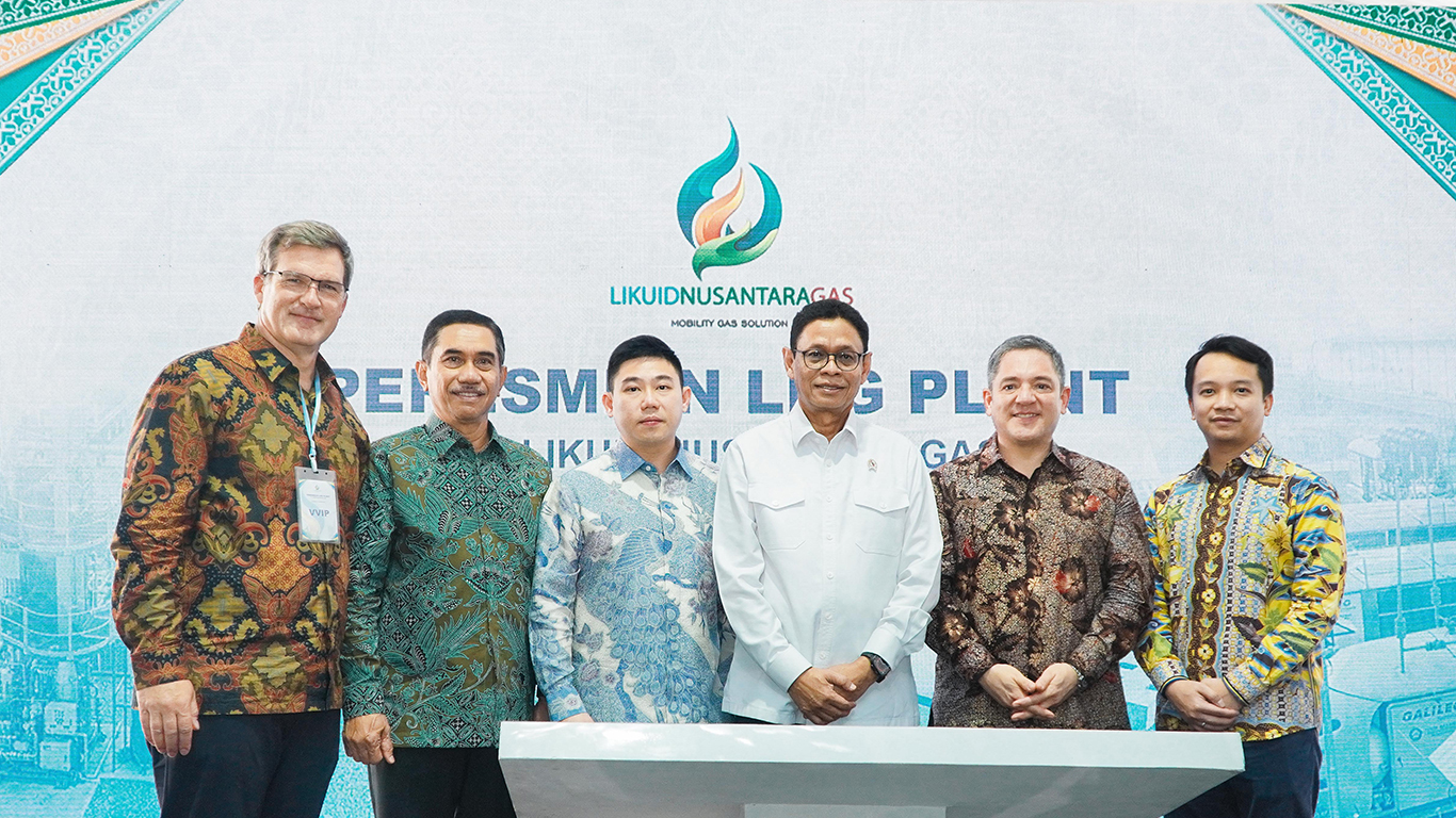 Executivos da Galileo e autoridades indonésias inauguram a primeira planta modular de micro-GNL do país.